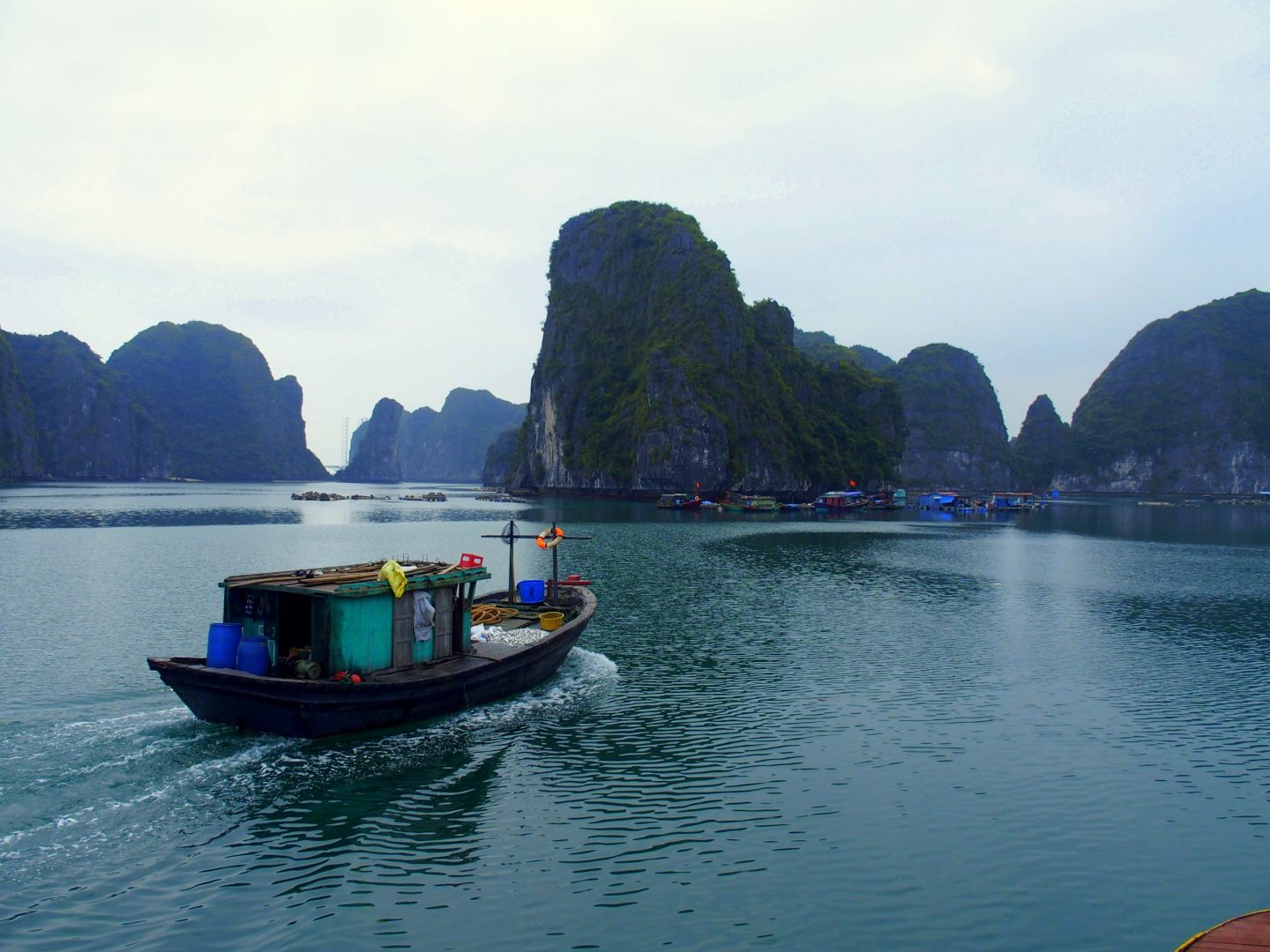 Bateau dans baie d'Halong Vietnam