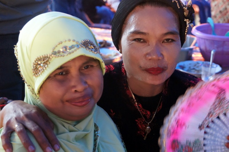 Amies au mariage Rencontres avec la population locale à Sulawesi