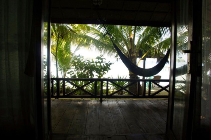 Hamac sur terrasse chambre Fadhila cottages Iles Togian Sulawesi