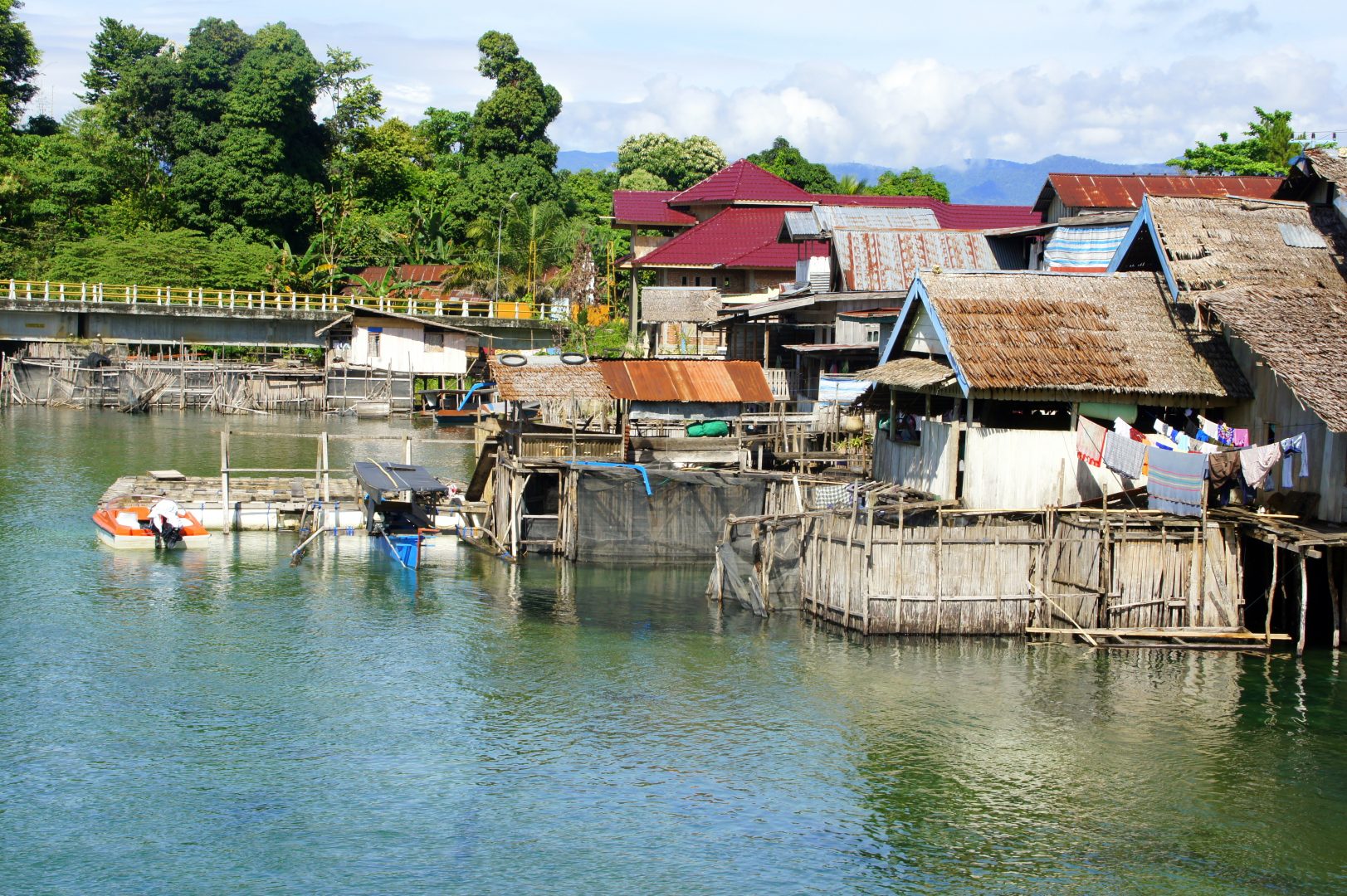 Maisons sur pilotis bord lac Poso Sulawesi