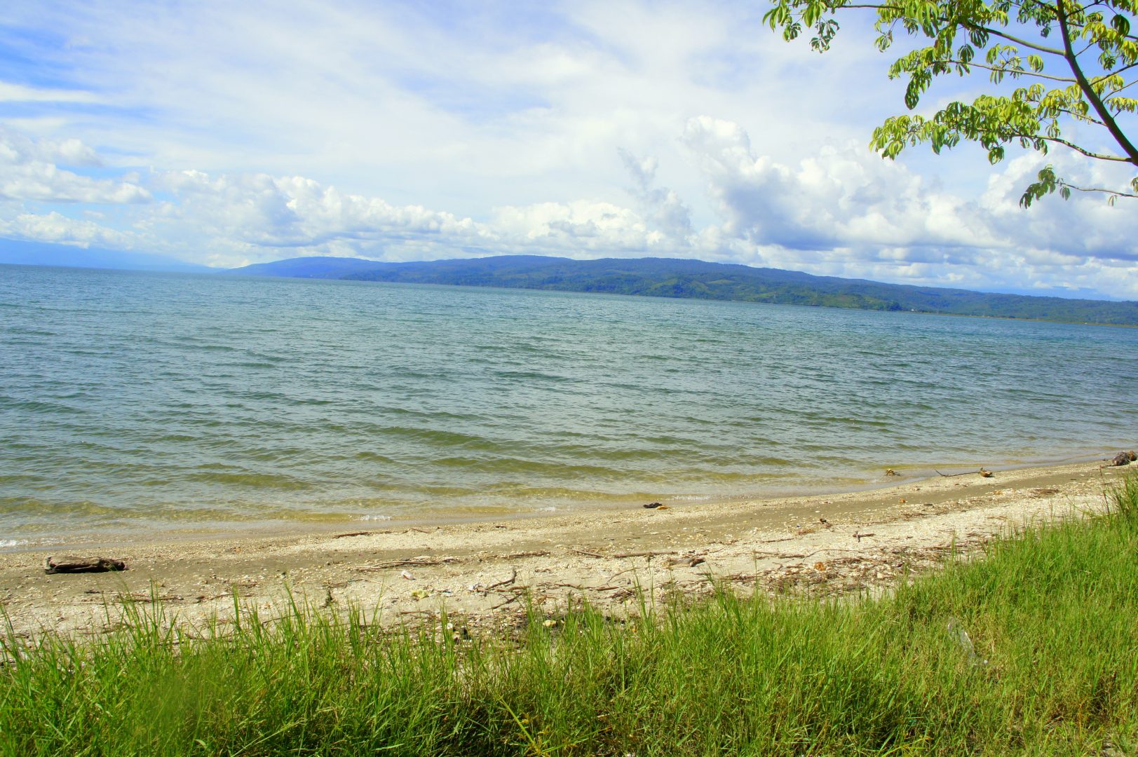 Plage sur bord lac de Poso Tentena Sulawesi