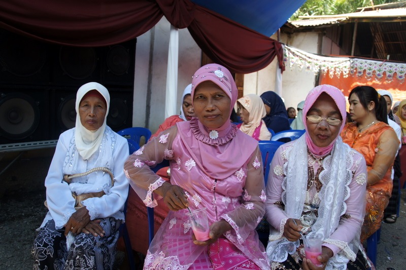 Tenues colorées femmes mariage Sulawesi