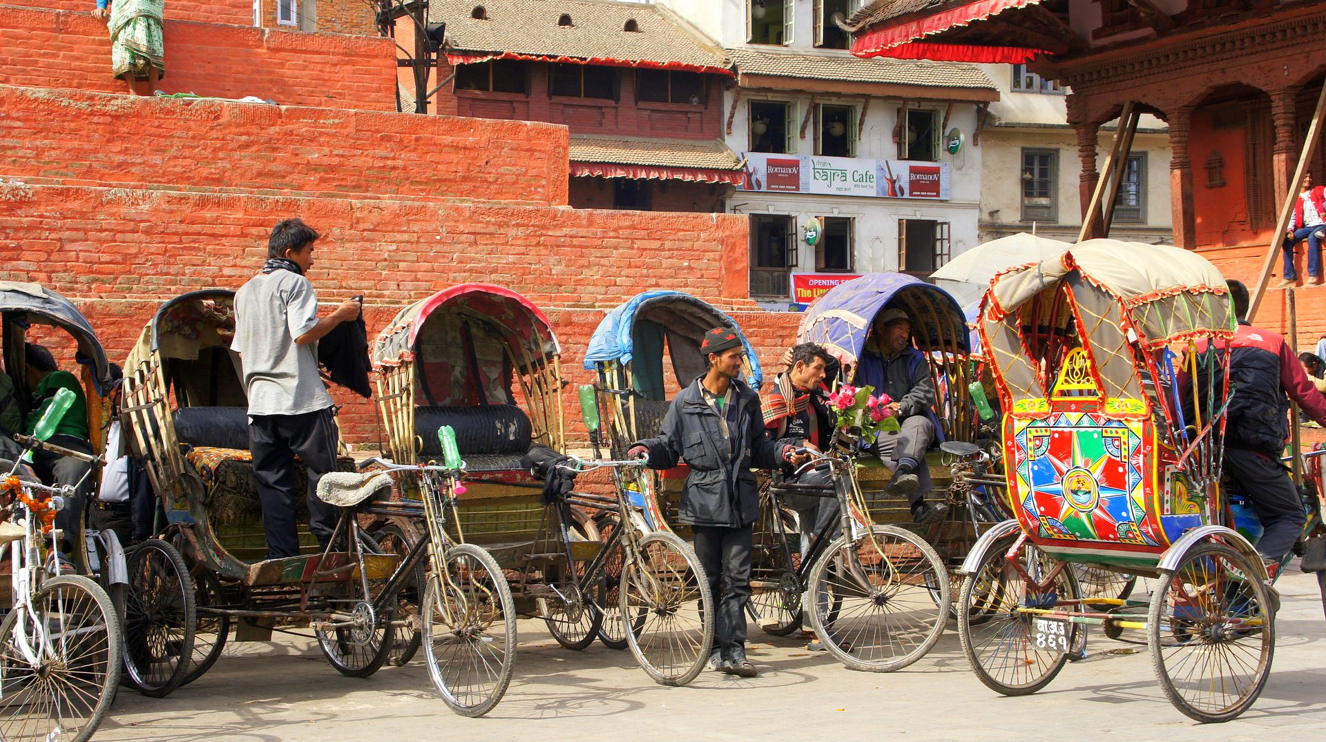 Chauffeurs de rickshaw en attente de clients sur place Durbar square Kathmandou Népal