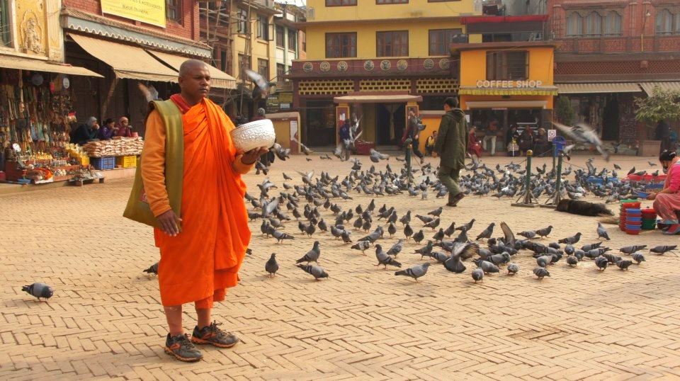 Moine avec bol aumônes Kathmandou Népal