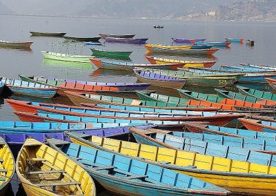 Barques colorées sur lac Pokkhara Népal