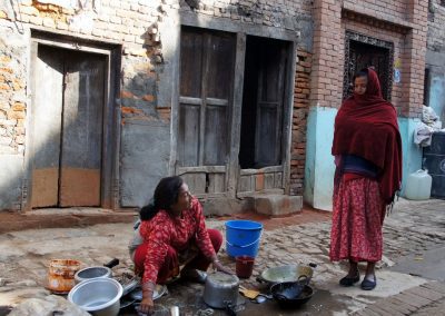 Vaisselle dans la rue à Khokana Népal