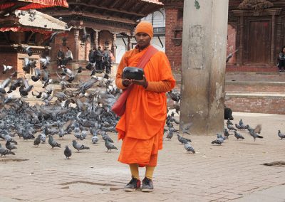 Moine avec bol à aumone Kathmandou Népal