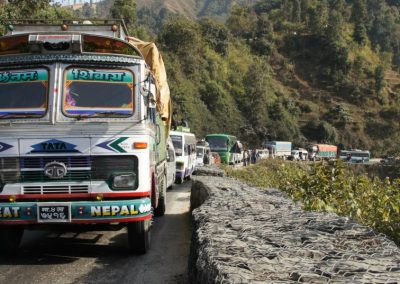 Embouteillage camions route Chitwan Népal