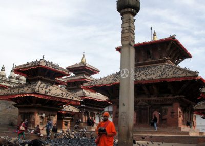 Moine attendant les aumônes Kathmandou Népal