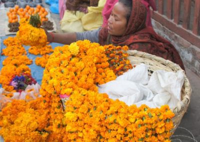 Vendeuse colliers marigold Kathmandou Népal