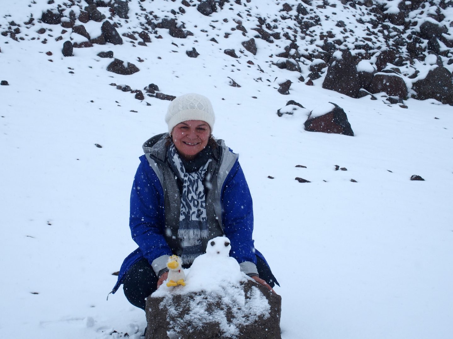Bonhomme de neige avec Couinn Couinn ma mascotte sur volcan Chimborazo Equateur