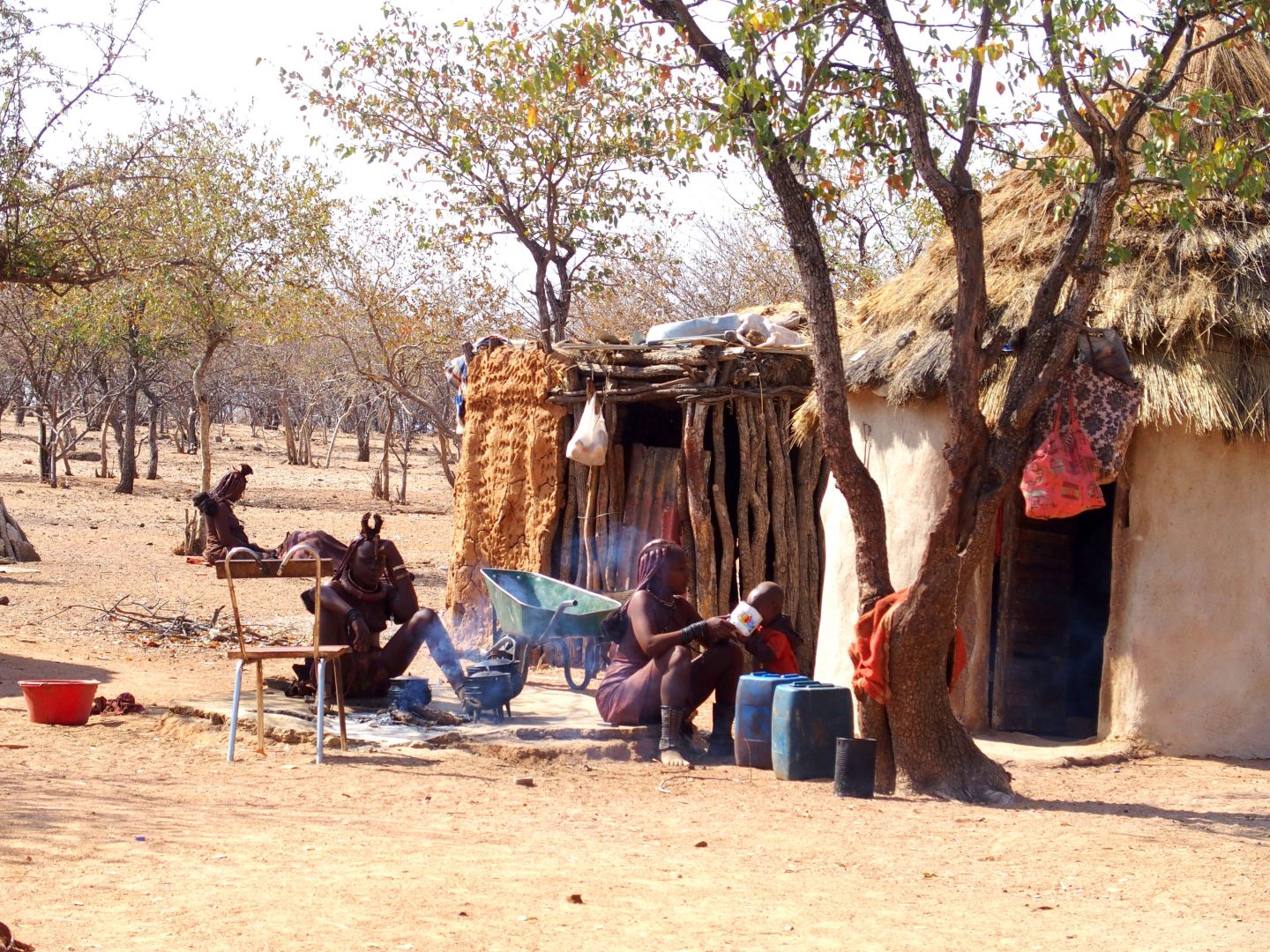 Scène de vie village himba Namibie