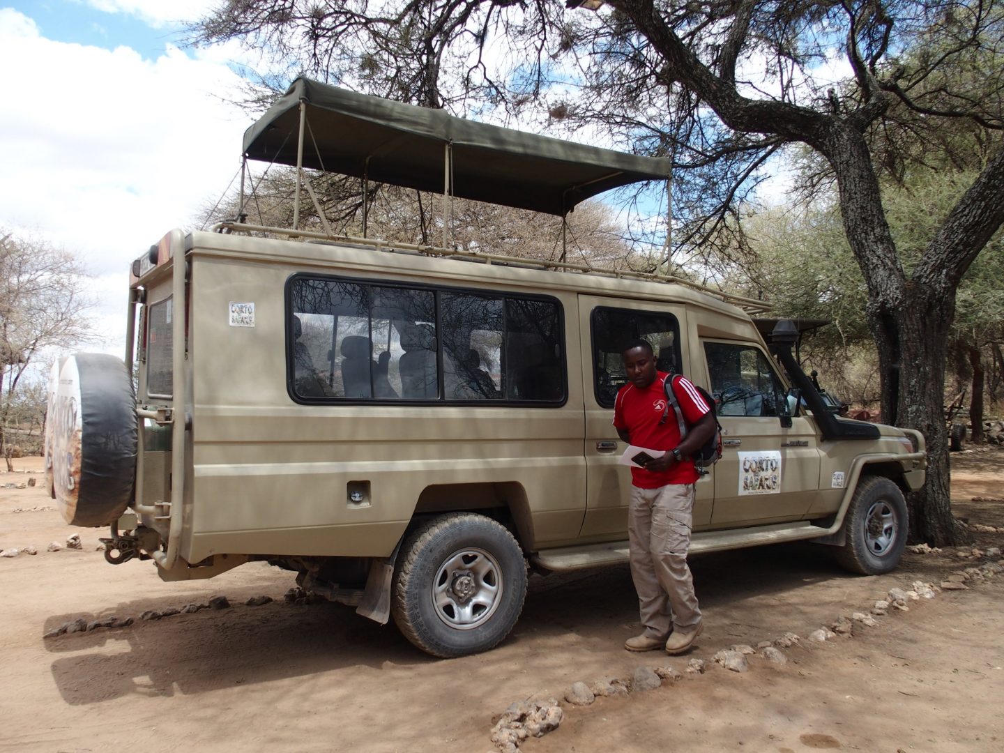 Alli mon guide et 4x4 pour visiter les parcs région d'Arusha Tanzanie