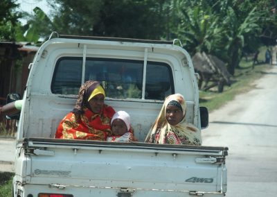 Femme et enfants dans bus local Zanzibar