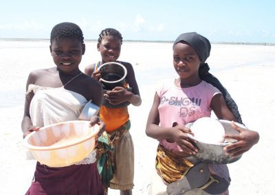 Fillettes - collecte de coquillages - Mozambique