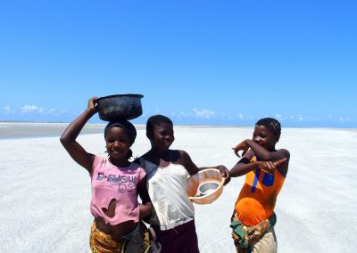 Jeunes filles plage Murrébué - Mozambique
