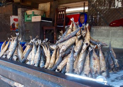 Marchande poissons marché Dar es Salaam Tanzanie