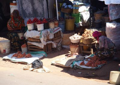 Petites vendeuses de légumes marché Dar es Salaam Tanzanie