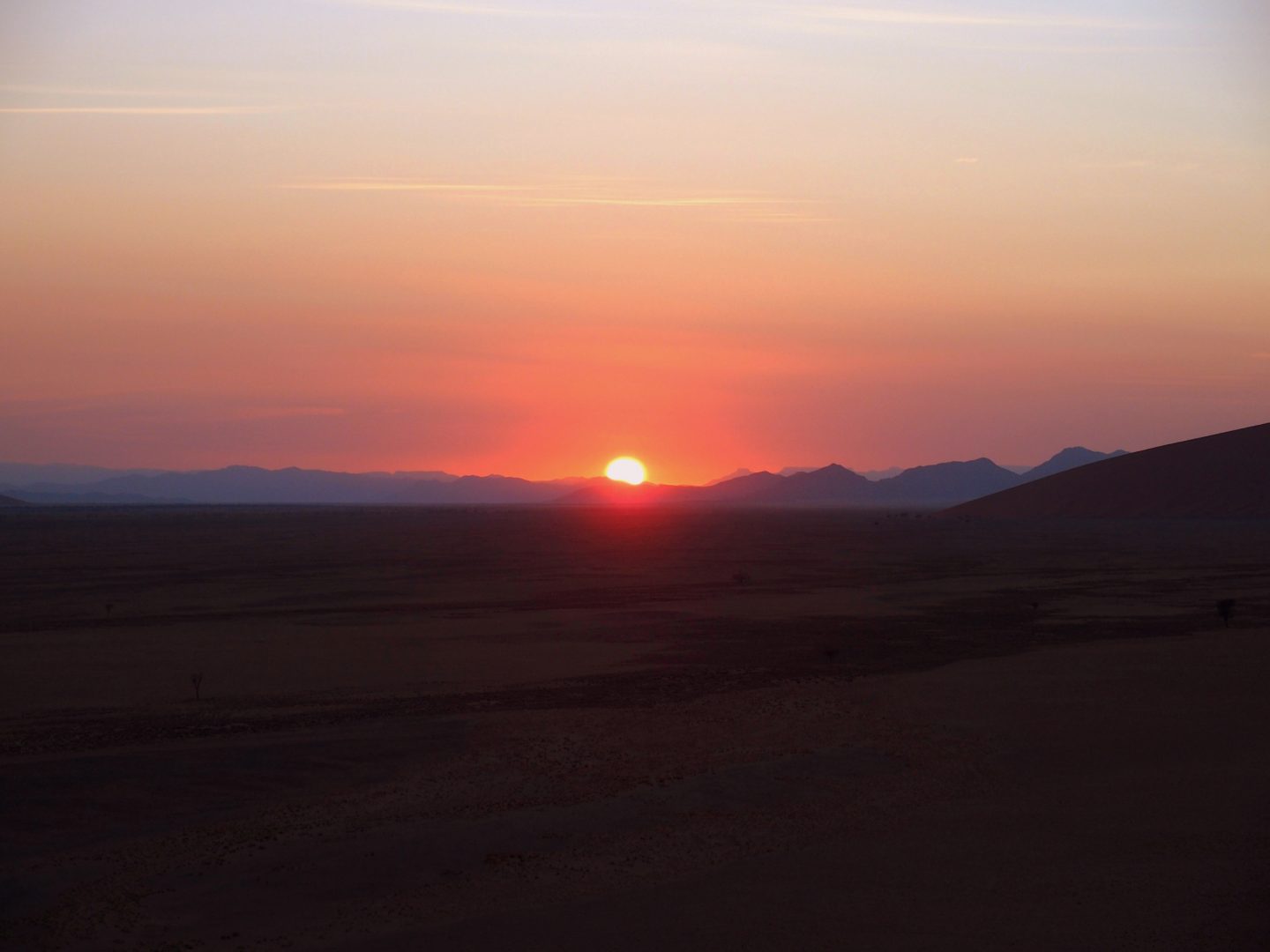 Soleil levant sur dunes de Namibie