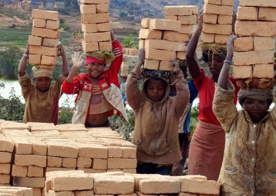 Enfants chantier de briques Madagascar