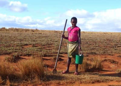 Fillette dans les champs Madagascar