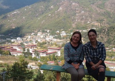 Avec Sonam devant le dzong de Paro 11 jours au Bhoutan