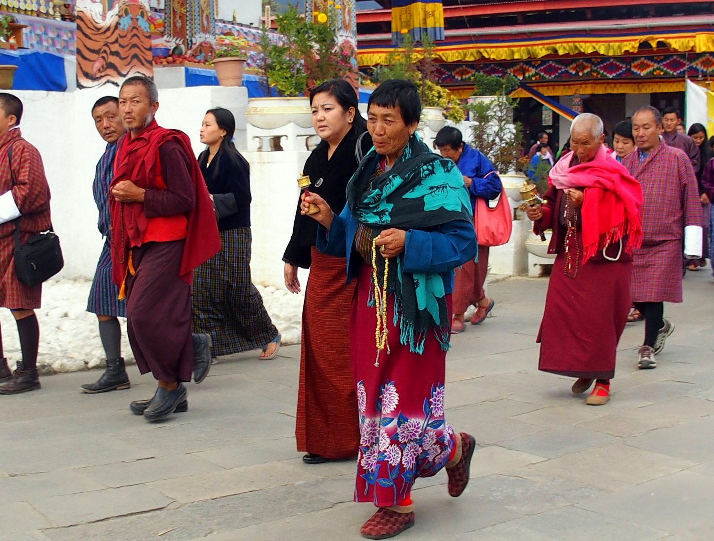 Circumambulation moulin prière et chapelet chorten Timphu Bhoutan