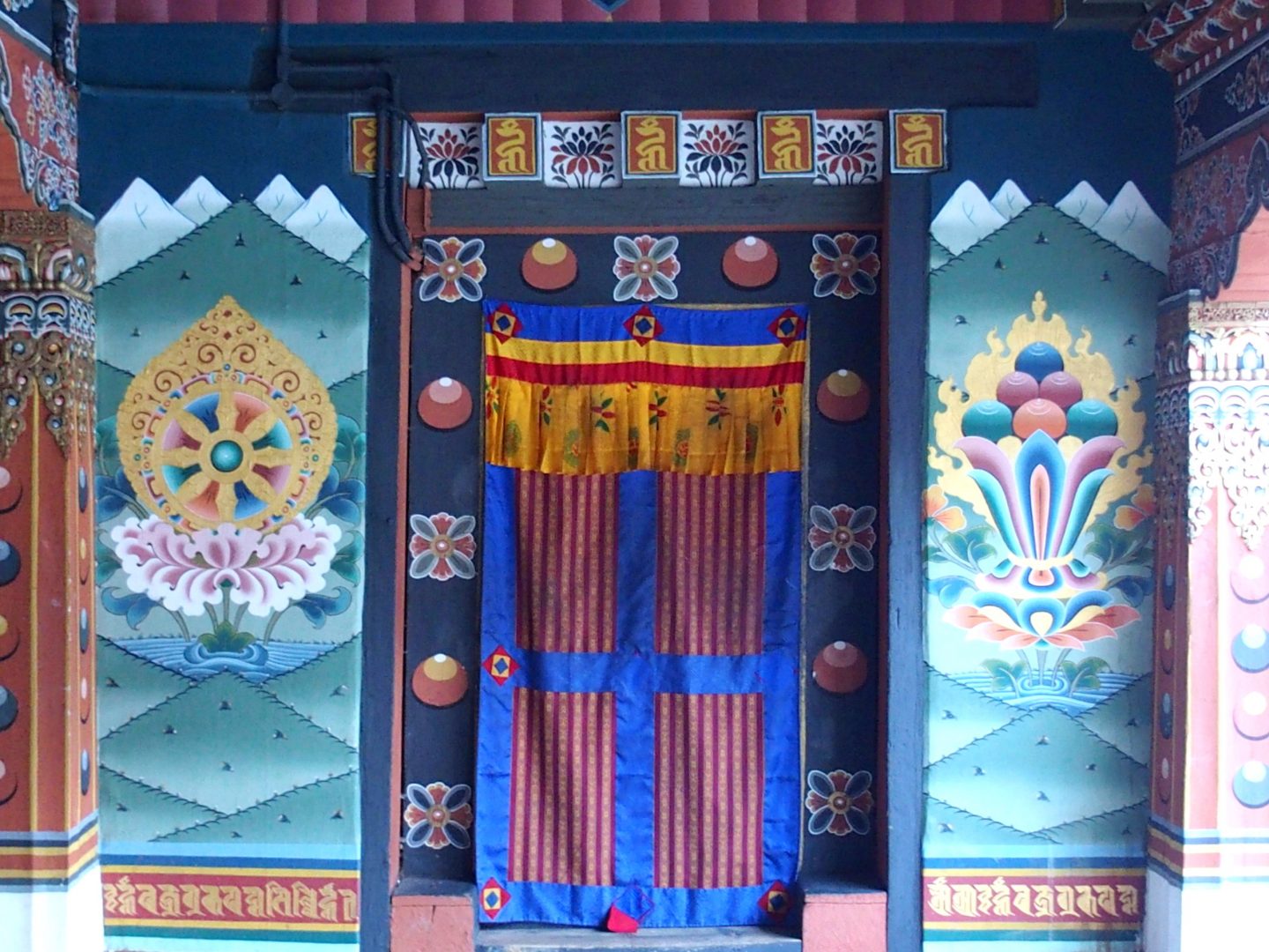 Peintures sacrées au Bhoutan entrée monastère