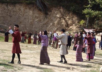 Groupe danseurs tenue traditionnelle carnet de voyage au Bhoutan