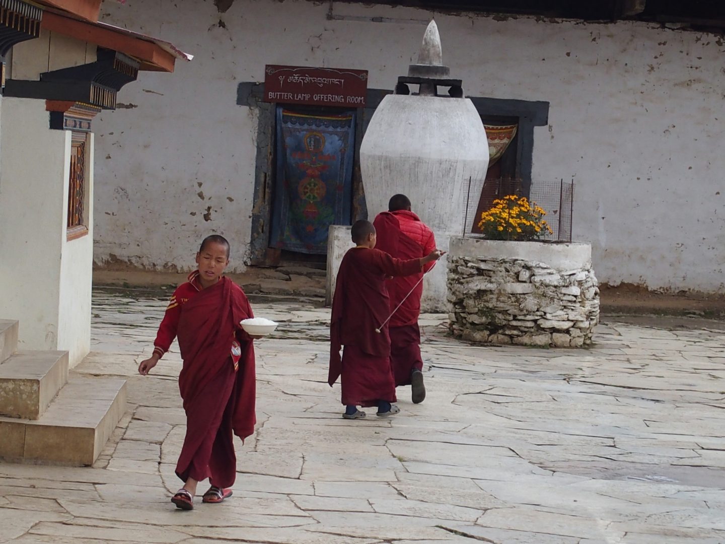 Jeunes moines dans monastère 11 jours au Bhoutan