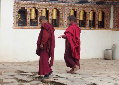 Moines dans cour monastère Bhoutan