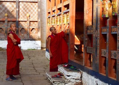 Moines dans un dzong Voyage au Bhoutan.