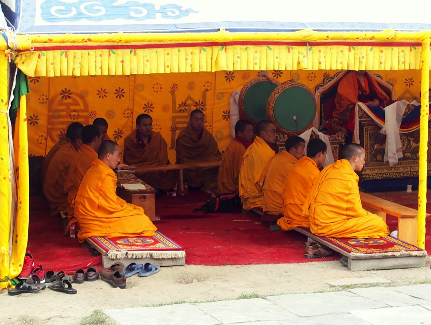 Moines en prière chorten de Timphu Bhoutan