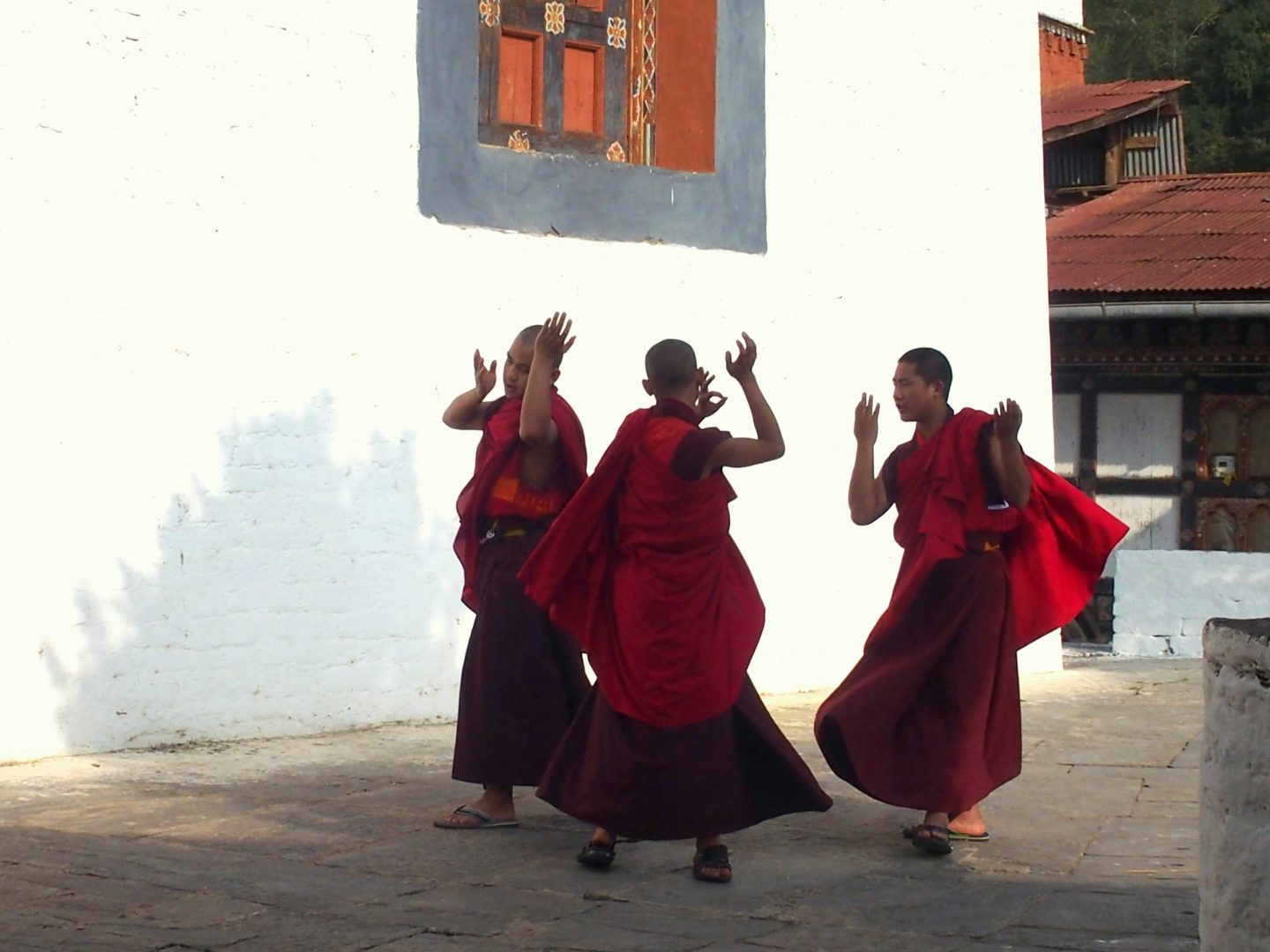Moines en répétition danse Dzong Trongsa Bhoutan