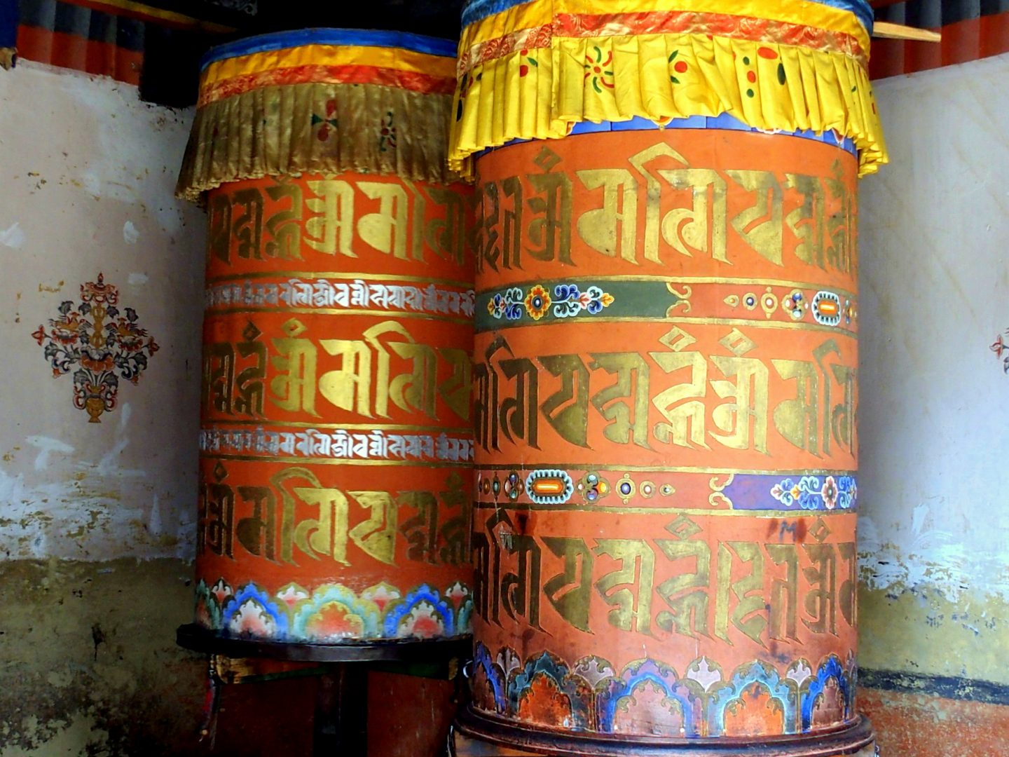 Peintures traditionnelles sur moulins à prière Trongsa Bhoutan