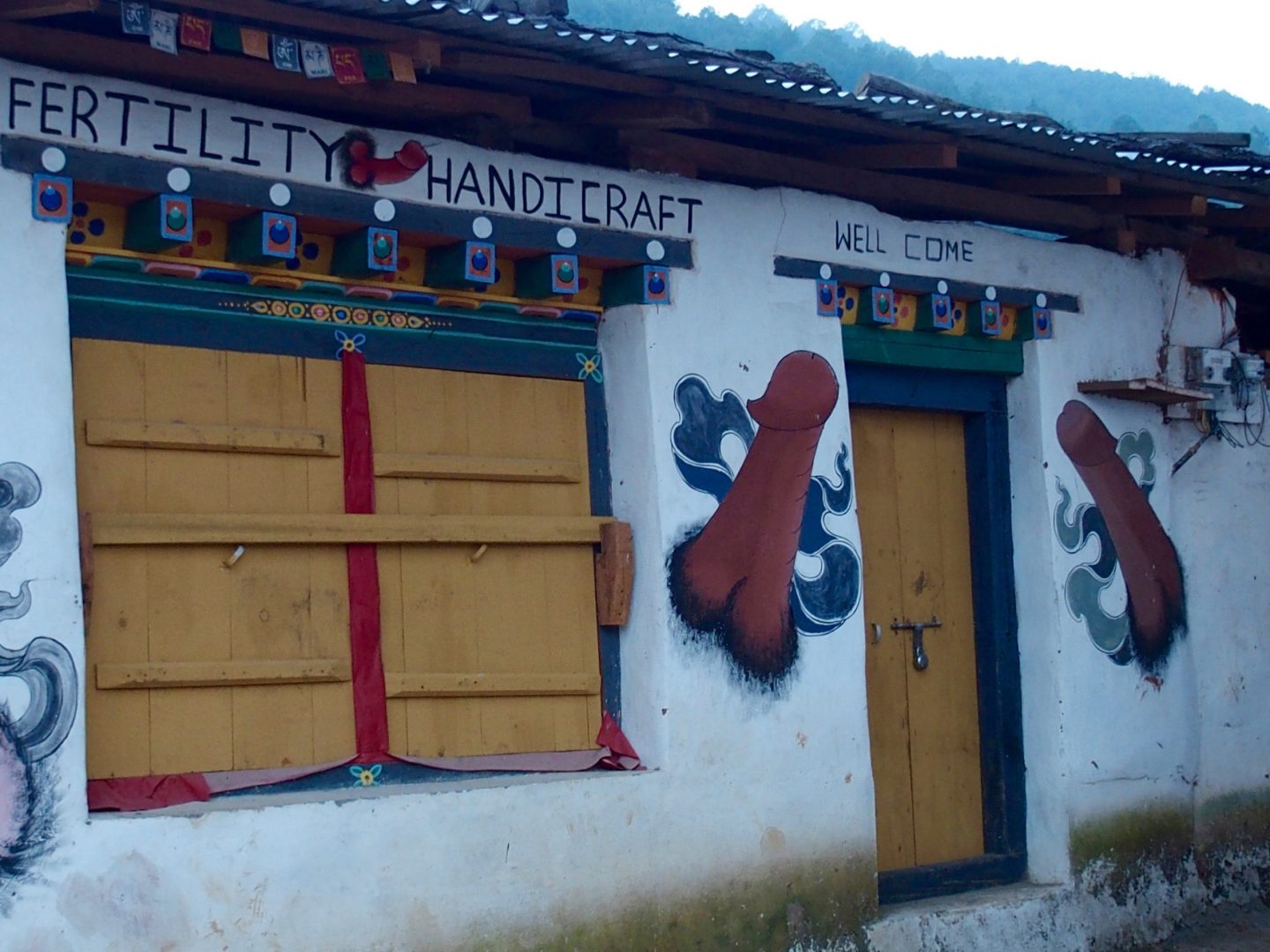 Peintures phalliques sur magasin artisanat Bhoutan