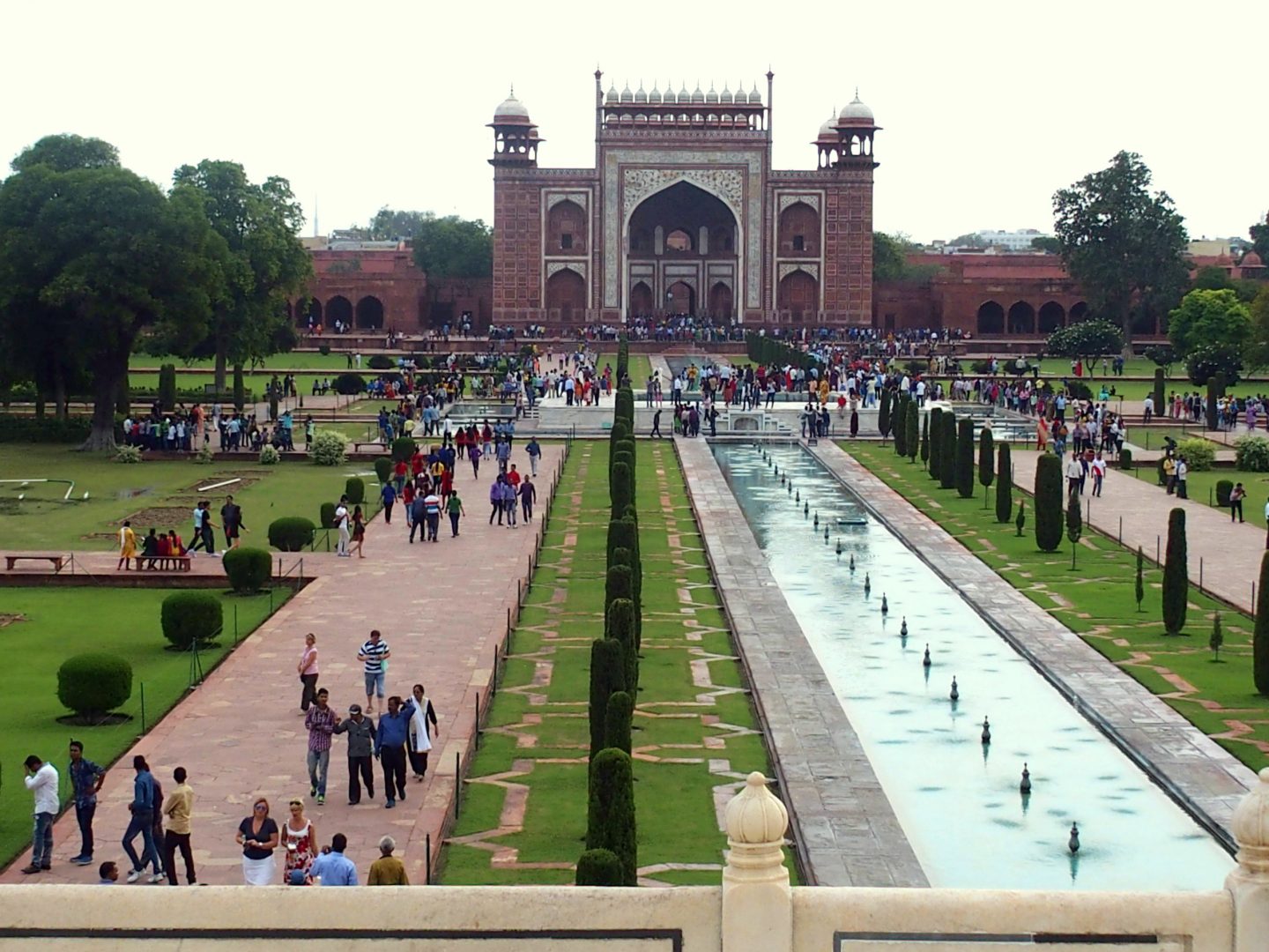 Porte d'entrée sud vue des jardins Taj Mahal Inde