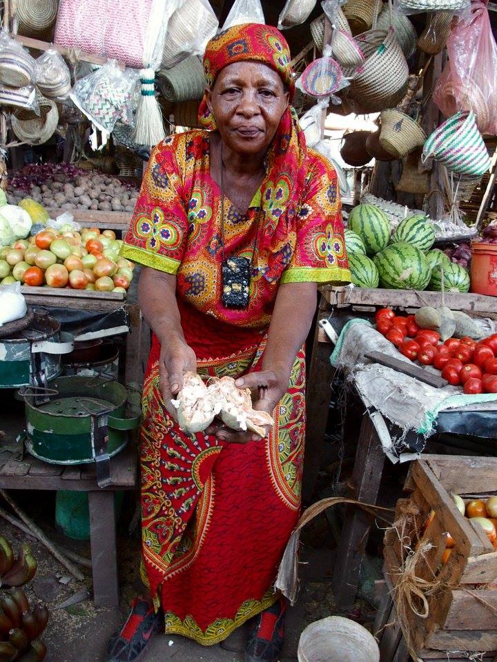 Découverte des graines de baobab dans un marché en Tanzanie Découverte des graines de baobab dans un marché en Tanzanie