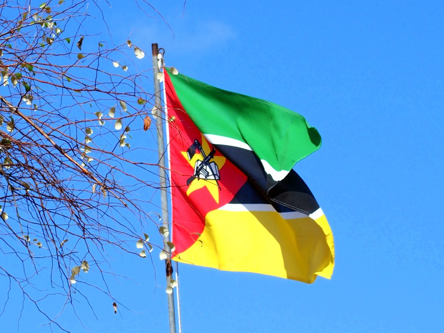 Drapeau du Mozambique sur l'île d'Ibo