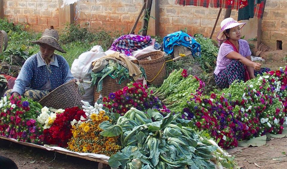 Marchandes de fleurs au marché de Mandalay en Birmanie Marchandes de fleurs au marché de Mandalay en Birmanie