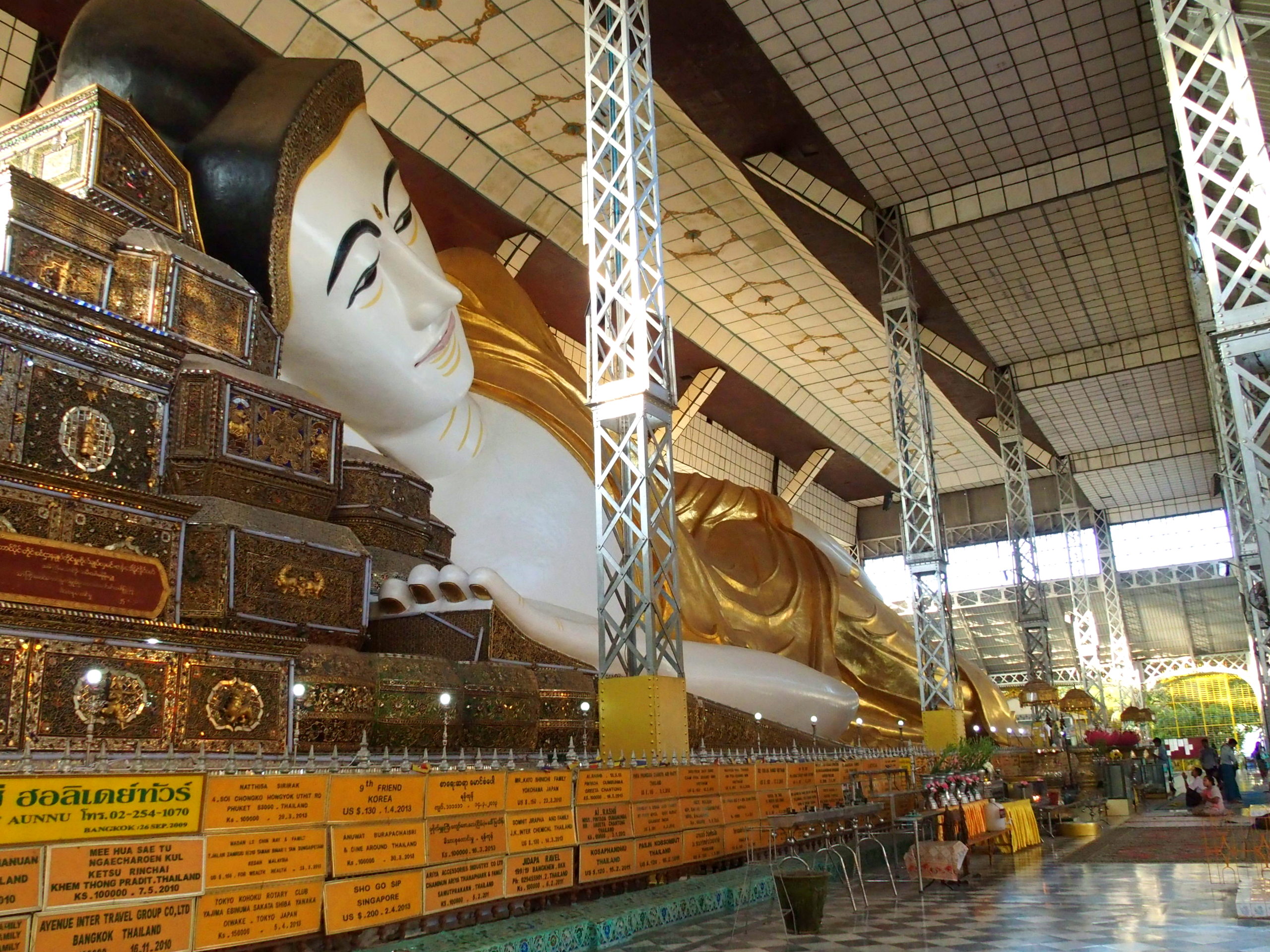 Bouddha-Shwethalyaung-couché-sous-hangar Bago Myanmar