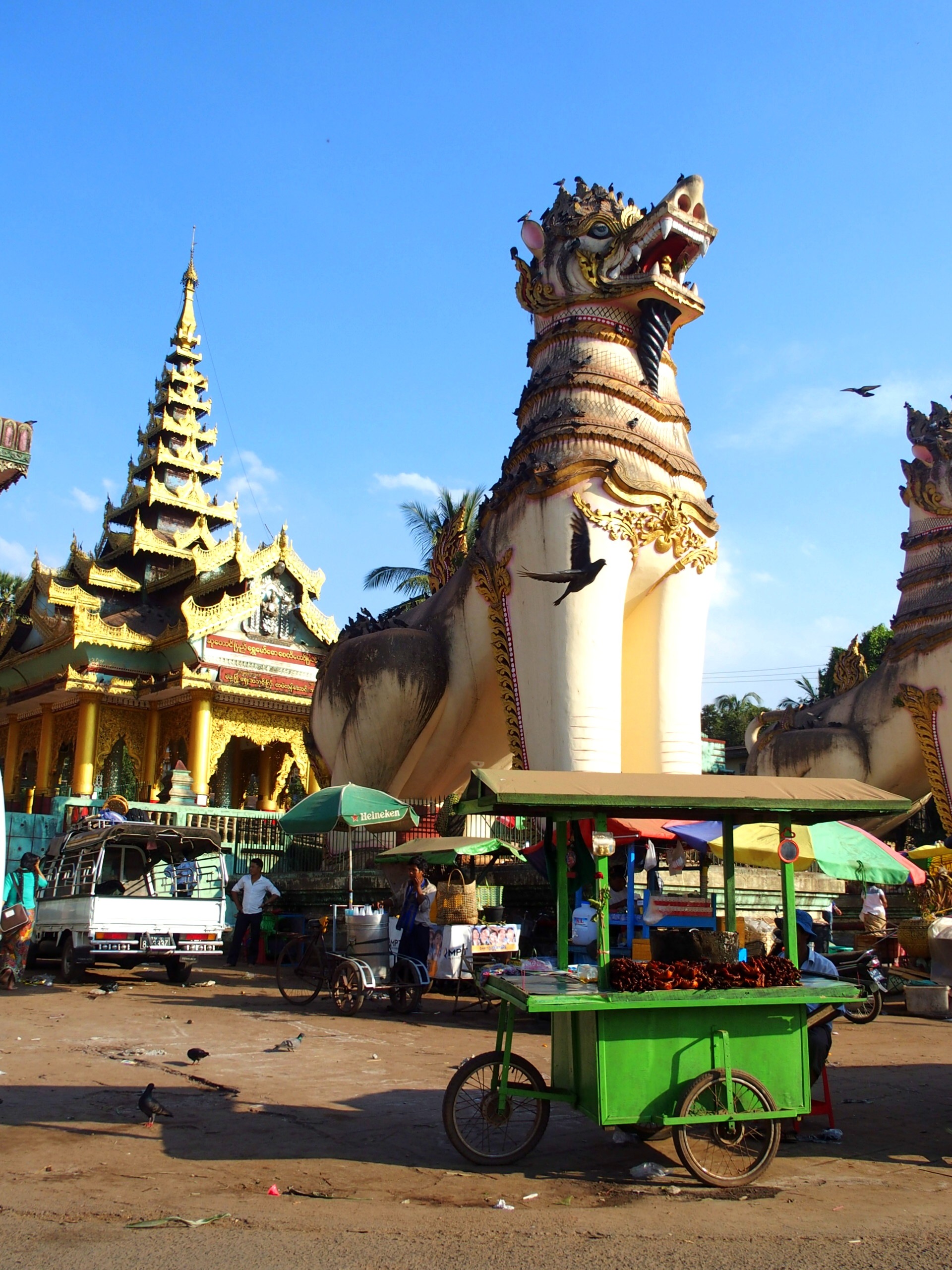 Chinthes entrée pagode Shwemawdaw Bago Birmanie