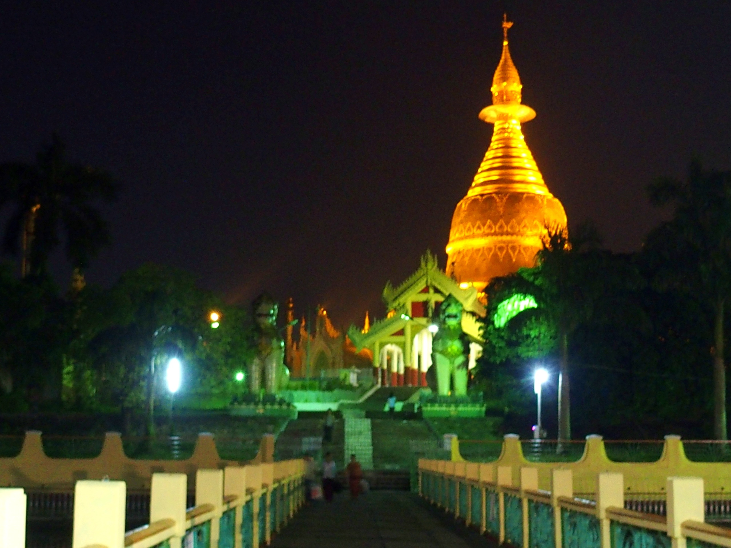 Entrée de la pagode Shwegadon Yangoon Myanmar