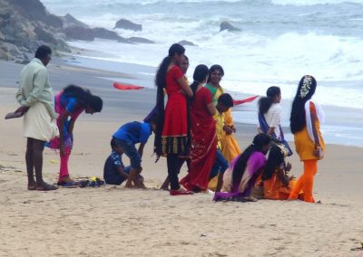 Famille sur la plage de Varkala Inde