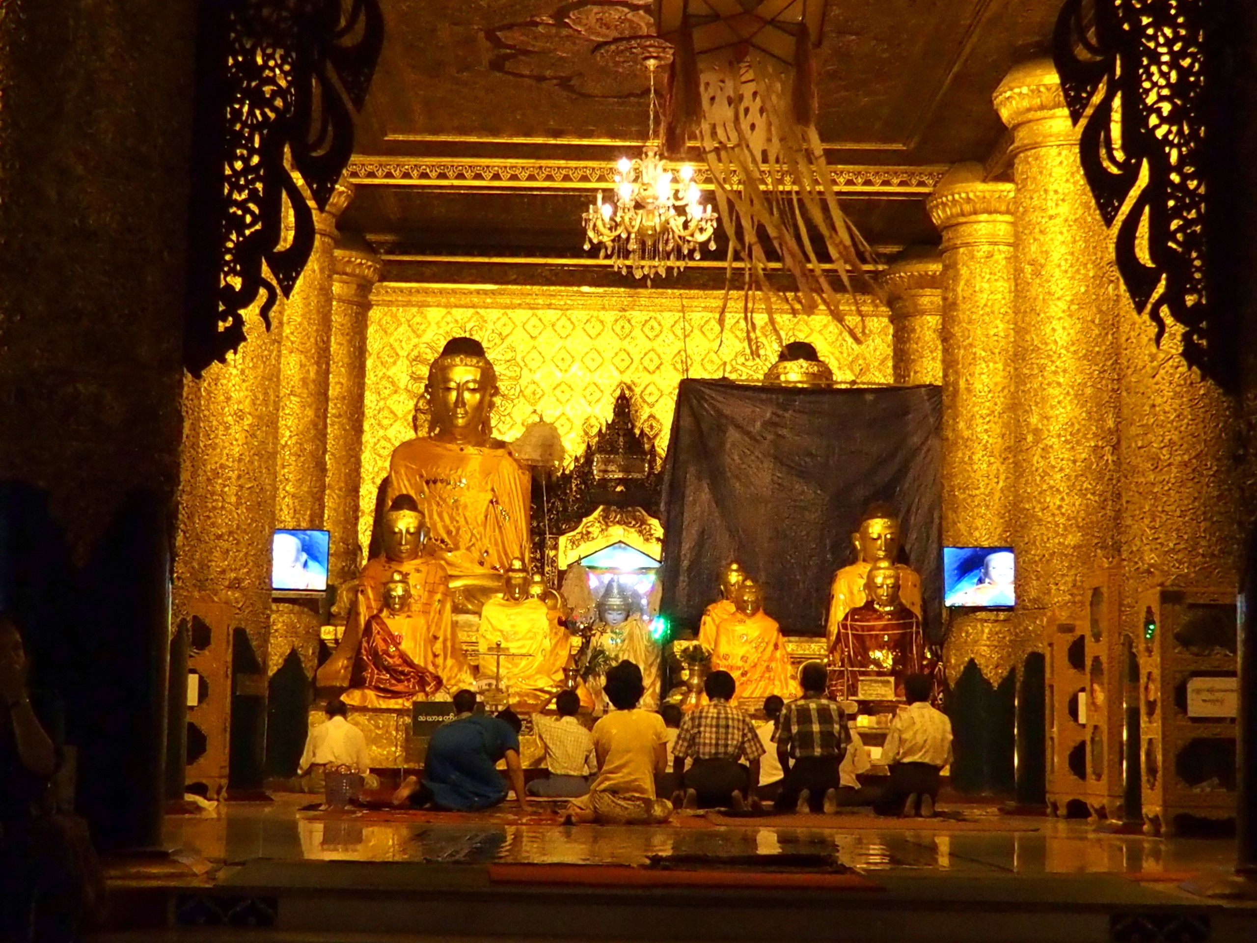 Prière des fidèles pagode Shwegadon Yangoon Myanmar