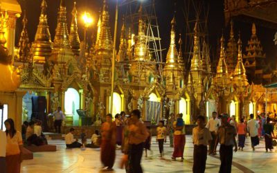 Emotion dans la pagode Shwedagon en Birmanie