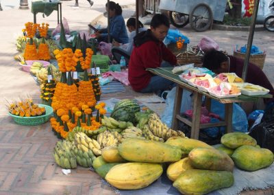 Fruits et offrandes marché Luang Prabang Laos