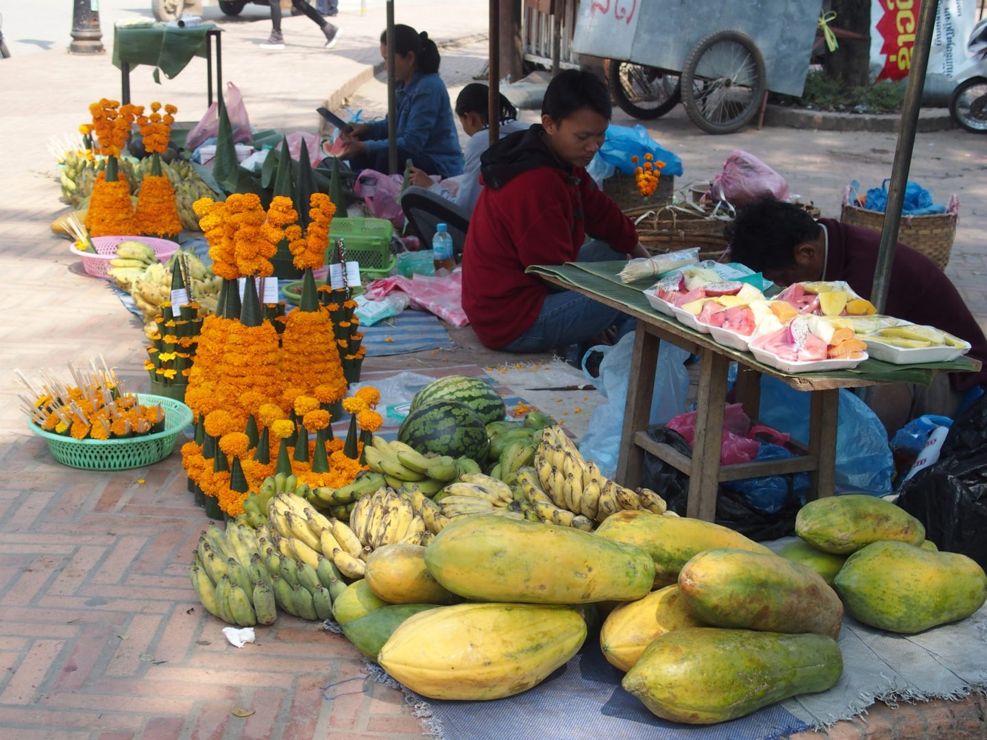 Fruits et offrandes marché Luang Prabang Laos