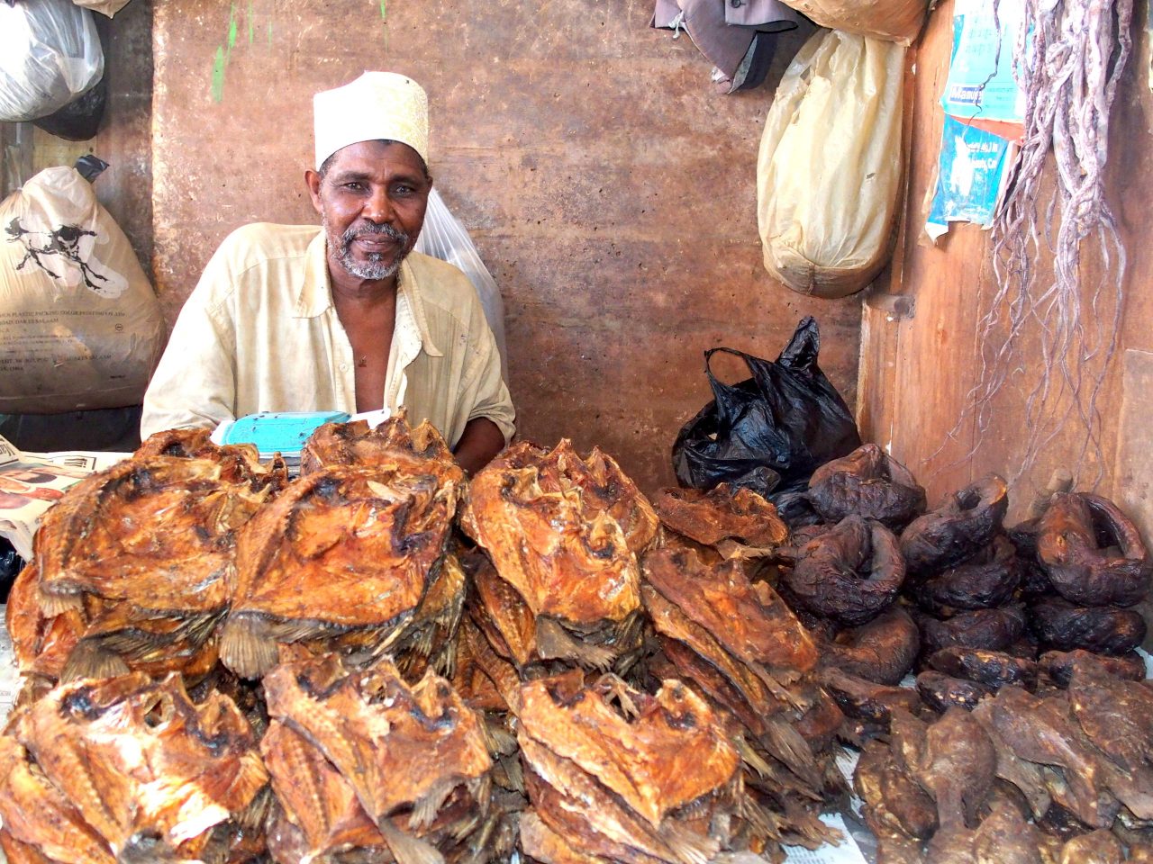 Vendeur de poisson sur le marché de Dar es Salaam en Tanzanie Vendeur de poisson sur le marché de Dar es Salaam en Tanzanie