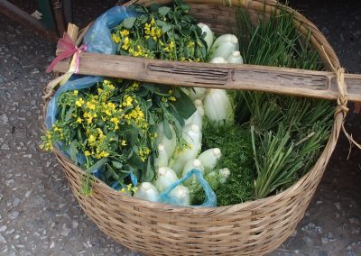 Panier aromates et légumes marché Luang Prabang Laos